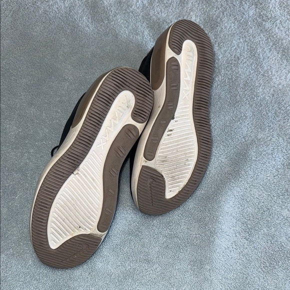 Nike women’s Black and Tan Sneakers - Picture 3 of 5